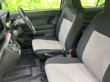 前席は明るい色を組み合わせたシートで、運転席と助手席が並ぶ見通しのよい空間です。運転席から前方を確認しやすく、足元には小物を置けるスペースもあります。すっきりした車内で毎日の移動を快適に過ごせます。