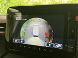 車両周囲を上から見下ろすような映像で確認でき、駐車時の周囲確認をサポートします。画面上の操作表示も備わり、車庫入れや狭い場所での取り回しに役立ちます。