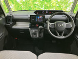 運転席から前方を見渡しやすい視界が広がり、座席まわりもすっきりとまとまっています。手の届きやすい位置に各装備が配置され、日常の運転にもなじみやすい空間です。