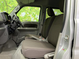 前席まわりは、運転席と助手席それぞれにゆったりした座面を備えた空間です。窓からの見通しもよく、明るい室内で乗り降りしやすく、落ち着いて過ごせます。