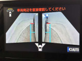 幅も大きいクルマなので、すれ違いも心配ですよね。バックカメラだけでなく、サイドカメラも装備しています。裏道のすれ違いの時なども、活躍してくれます。