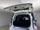 【デュアルバックドア】狭い場所でも開く事が出来、沢山乗せた荷物が崩れ落ちることなく取り出せます。