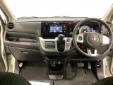 車内は光触媒抗菌消臭施工済です。インパネ周りはスタイリッシュなデザインです。グローブボックスやカップホルダーのほかにトレーなどたくさんの収納スペースが付いています。