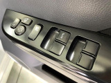 【電動格納ミラー】サイドミラーは電動格納式となっており、狭い駐車場でもキズがつくリスクを抑えられます。