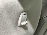 助手席背面にはユーティリティフックが付いてます。