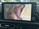 テレビ映像を表示できる画面を備えており、停車中の休憩時間にも番組を楽しめます。画面が大きく内容を確認しやすいため、お出かけ先での待ち時間にも便利です。