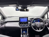 ブラックで統一されたスポーティで高級感あふれるインテリア。 視界も良好で運転もラクラク♪