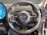 MINIの内装はとにかく『円』に拘ったデザインコンセプトが一目で伝わってきます。これほど円形に拘った車は他に御座いません。伝統のデザイン、トグルスイッチなど遊び心のある内装で御座います。