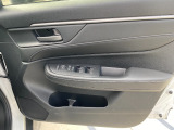 運転席の内側にはドリンクホルダーと嬉しい小物入れがあります♪