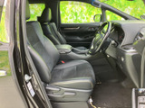 前席はゆったりとしたシートが並び、運転席から前方や周囲を見渡しやすい空間です。落ち着いた色合いでまとまり、座面や背もたれの形状も身体を預けやすく、清潔感ある室内です。