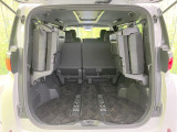 普段のお買い物や通勤、送迎等に十分な荷室スペースを確保しております。サードシートを上げると、大きな荷物の積載も可能です♪