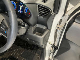運転席側前部にドリンクホルダーあります♪運転中でも手が届きやすい位置にあって使い易いです♪