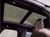【サンルーフ】高級車のマストアイテムのガラス・サンルーフ。開放感のある室内空間を演出してくれます。