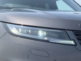 【デジタルLEDヘッドライト(シグネチャーDRL付)】車両や歩行者を検知し、その部分だけを遮光して眩惑を軽減します。ステアリング操作と車速に応じてカーブの先を予測し照射し夜間の運転を手助けします。