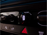 MINIの内装はとにかく『円』に拘ったデザインコンセプトが一目で伝わってきます。これほど円形に拘った車は他に御座いません。伝統のデザイン、トグルスイッチなど遊び心のある内装で御座います。
