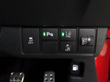 パーキングセンサーや横滑りを防ぐVSA等のスイッチ類は運転席の右側、手の届きやすい位置にあります。