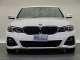 【キドニーグリル】BMWの代名詞。一目見ただけでBMWであると認識できる確固たるアイコンとして存在感を放ちます。