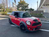 ミニ クーパーSの右前から見た外観です。車両全体のバランスが分かりやすい一枚です。