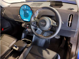 MINIの内装はとにかく『円』に拘ったデザインコンセプトが一目で伝わってきます。これほど円形に拘った車は他に御座いません。伝統のデザイン、トグルスイッチなど遊び心のある内装で御座います。