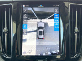 【360&deg;ビューカメラ】4台の高解像度カメラで360度の鳥瞰図を表示。隣の車や壁、死角にある障害物などを画面で確認できるため、狭いスペースでの駐車・出入りも安心です。