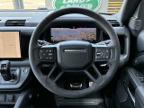 2020年フルモデルチェンジよりデザインに大きく変更が加えられ、より洗練された設計に。グリップしやすい形状は「パフォーマンスSUV」であることを主張します。
