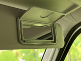 サンバイザー内側にミラーを備え、停車時の身だしなみ確認に便利です。必要な場面でさっと使え、外出前のチェックにも役立つ装備としてお使いいただけます。