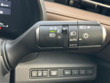 レバー上に各種表示がまとまり、機能を目で確認しやすい構成です。手元で操作する装備の表示が整理されているため、必要な設定を見つけやすく、日常の運転をサポートします。