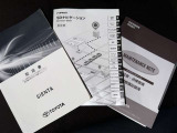 メンテナンスノート、取扱説明書です。 その車の整備記録が事細やかに記録されています。 車が生まれてから今までどのような道を歩んできたのか判るとても重要な物ですよ。