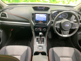 運転席から助手席まで見渡しやすいレイアウトで、前方の視界もすっきり。シートには落ち着いた色合いと差し色があしらわれ、毎日の移動も心地よく過ごせます。