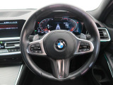 BMWのステアリングのリムは、一般的なものより少し太めにデザインされています。 これはタイヤやステアリングシャフトなどを介して伝わる路面からの入力を、しっかりと把握するためです。