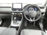 運転席からの視界はこんな感じです☆お気軽にご来店いただき、実際に座って是非お確かめください。ドライバーに寄り添う快適な操作フィールをもたらすステアリングです。