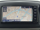 地図上で現在地や周辺の道路を確認でき、目的地設定や表示変更も画面から行えます。行き先を決める際に必要な情報を見ながら、落ち着いて操作できます。