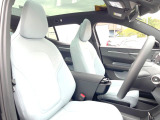 運転席シート廻りは使用感も少なく、良好な状態となっています。前オーナー様が丁寧に使っていたことがよくわかりますね。
