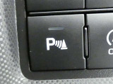 【クリアランスソナー】駐車時などに障害物へ近づくと、警告音やメーター表示で知らせてくれます。