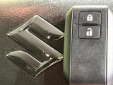【キーレススタートシステム】カバンやポケットに入れたままでもドアの施錠・解錠が可能なスマートキーを装備。エンジンのオン・オフ時もカギを取り出す必要が無いからとっても便利です♪