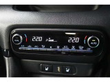 運転席と助手席、それぞれ温度調節ができ、オールシーズン快適なオートエアコンとなっております!