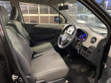 前席は視界が広く、運転席と助手席がゆったり並ぶレイアウトです。明るい色合いのシートとすっきりした足元で、毎日の移動も落ち着いて過ごせる室内空間です。