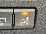【ステアリングヒーター】冬場に冷たくなりやすい革巻きステアリングを、スイッチ一つで素早く適温に!エアコンよりも早く温まってくれるので、寒い日の運転も快適になりますね♪