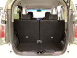 開口部も広く荷物の積み下ろしもしやすいお車となっております。シートを前方にスライドさせれば、さらに荷室を広げられます。また、床下にも収納スペースがあります。