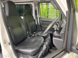 運転席まわりには十分なスペースがあり、大柄な方でもゆったり運転していただける環境です。