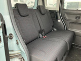 後席は座面が左右に広がり、背もたれにはヘッドレストも備わります。窓から外の様子を眺めやすく、隣り合って座る方にも落ち着いて過ごしていただける空間です。