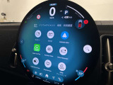 Apple CarPlayやAndroid Autoなど、スマートフォンとの連携にも対応。さまざまな機能を円形ディスプレイに集約し、快適でスマートなドライブをサポートします。