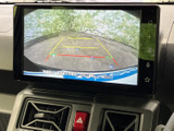 後方の映像に加え、駐車時の目安となるガイド線も表示されます。車庫入れや狭い場所での後退時に周囲を確認しやすく、駐車をサポートしてくれる便利な装備です。