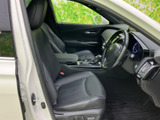 運転席は視界が広く、前方や計器類を確認しやすいレイアウトです。座面と背もたれにゆとりがあり、落ち着いて過ごせる空間。乗り降りの際も室内全体を見渡せます。