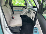 明るい色合いのシートとすっきりした運転席まわりで、前方の視界を確保しやすい室内です。乗り降りの際もゆとりがあり、毎日の移動を快適に過ごせます。