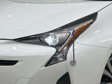 【LEDヘッドライト】悪天候や夜間走行時も良好な視界を確保し安心して運転できる高輝度LEDヘッドライトを装備!点灯速度が早く、消費電力も抑えられています。