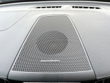 【harman kardon】ハーマンカードンのHi-Fiスペシャリストと共に、モデル別に開発・設計された専用チューニングが臨場感溢れる音響空間を実現しています。