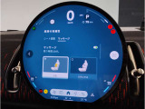 【ⅰドライブナビゲーション】文字情報も鮮明に表示する高解像度カラーディスプレイを採用。視認性に優れた地図デザインと特徴的な建造物を目印にした描写表示で現在位置を把握できます。地図データの更新も可能です