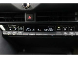 運転席と助手席、それぞれ温度調節ができ、オールシーズン快適なオートエアコンとなっております!