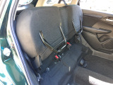 座面を跳ね上げれば、後席が背の高い空間に。アイデア次第で使い方が広がります。